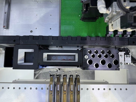 0201 BGA lắp đặt nhỏ 4 đầu SMD Pick And Place Machine CHM-551 CPK≥1.0